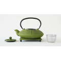 Tetera verde de hierro fundido del estilo japonés con las tazas y el Trivet